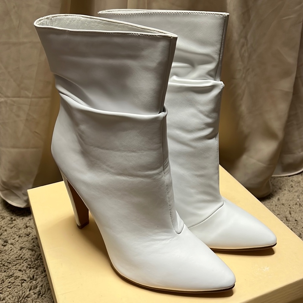 White Women’s boots. Size 10
